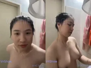 Gái vú đẹp, vừa call với bạn gái vừa tắm