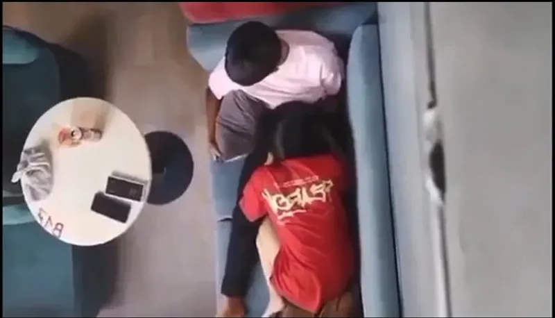 Quay lén ghệ liếm bú cho gấu nơi công cộng