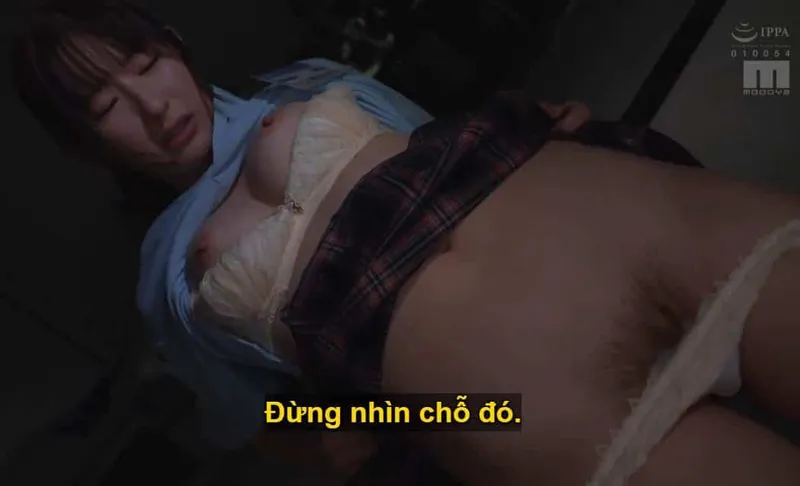 Ông chủ lập mưu "đâm" cô nhân viên dưới quyền kiêu căng lười nhác, suốt ngày bận rộn tán gẫu với người yêu.